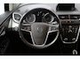 Opel Mokka 1.4 T Cosmo/ Trekhaak/ Camera/ 17'' LMV/ Navi/ Clima/ Cruise/ Elek. pakket/ Isofix/ Bluetooth/ Armsteun/ Multi. LEDER. Stuur/ Mistl./ PDC V+A/ Dagrijverl.